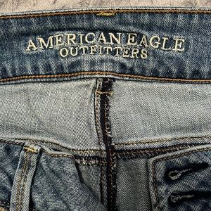 American Eagle artist crop stretch. Light wash destroy. Great condition.Size 14.